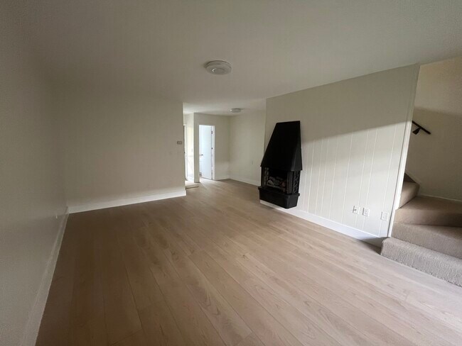 Building Photo - 2105 Carnegie Ln