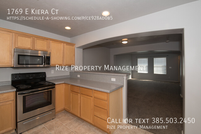 Building Photo - Spacious Holladay Townhome!