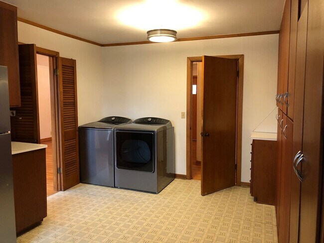 Building Photo - 3 bedroom, 2 Bath House Near University of...