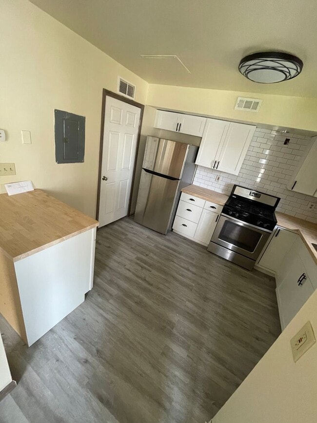 Building Photo - OSU Gateway 3 bedroom 1 1/2 bath 3 level t...