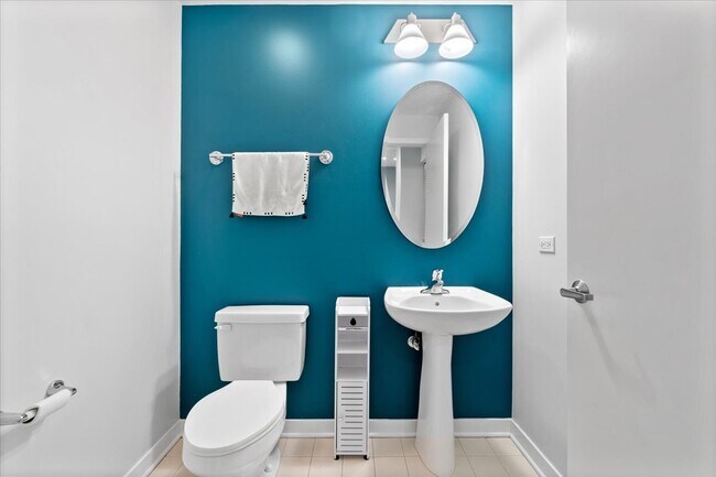 Building Photo - 909 W Washington Blvd