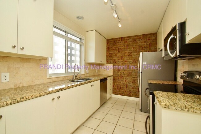 Building Photo - Luxurious 2 Bed/2 Bath Condo with Fireplac...