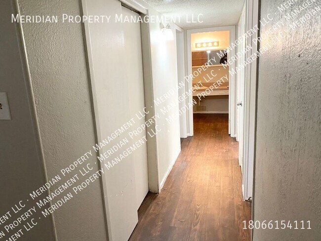 Building Photo - great 2/1/carport quadraplex near 19th/fra...