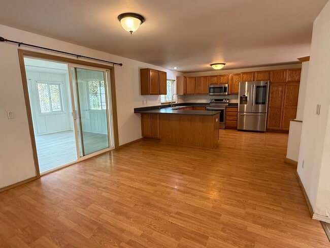 Building Photo - Wonderful open floor plan