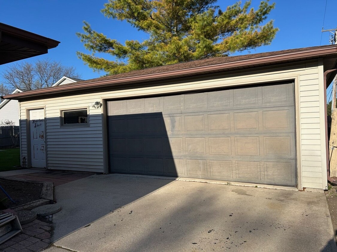 Building Photo - 3 Bedroom 2 Bath 2 Car Garage
