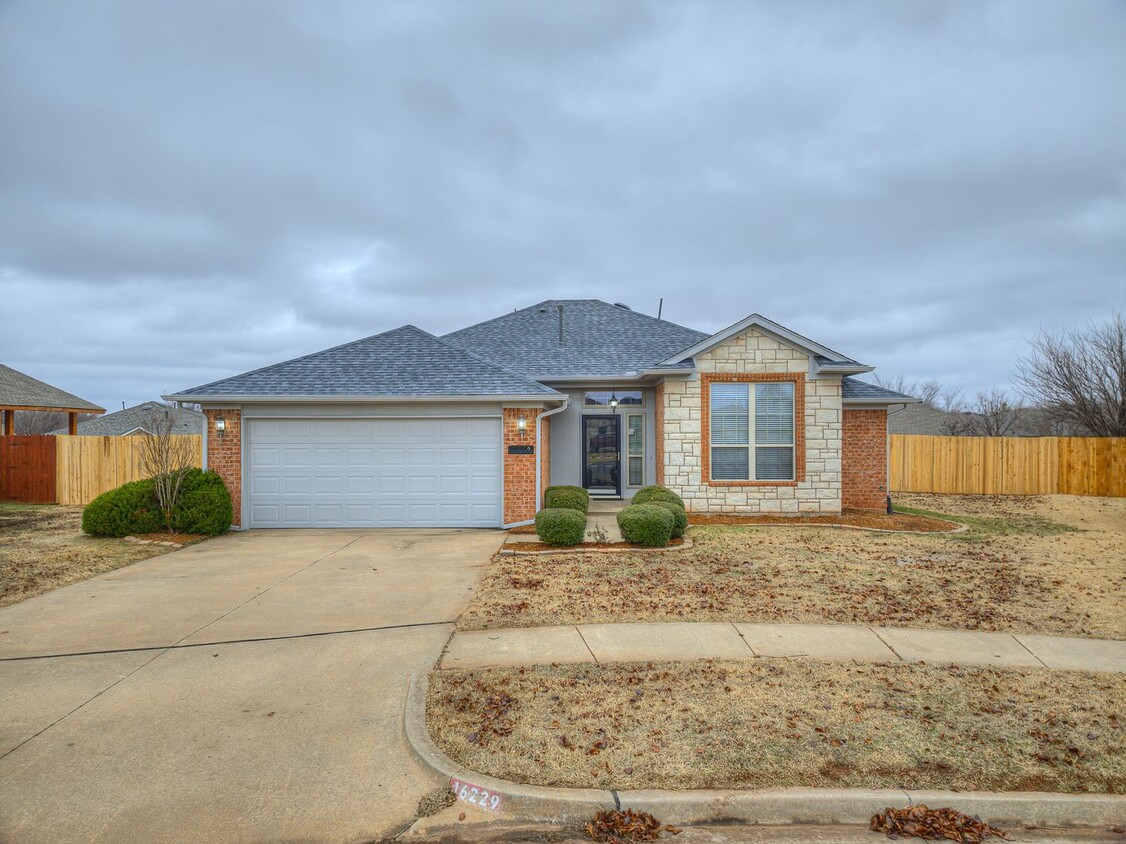 Primary Photo - Updated home in Edmond + 3 bedrooms + Cul-...