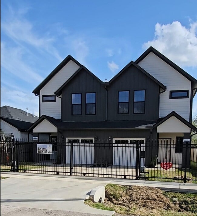 Building Photo - 4618 Davenport St