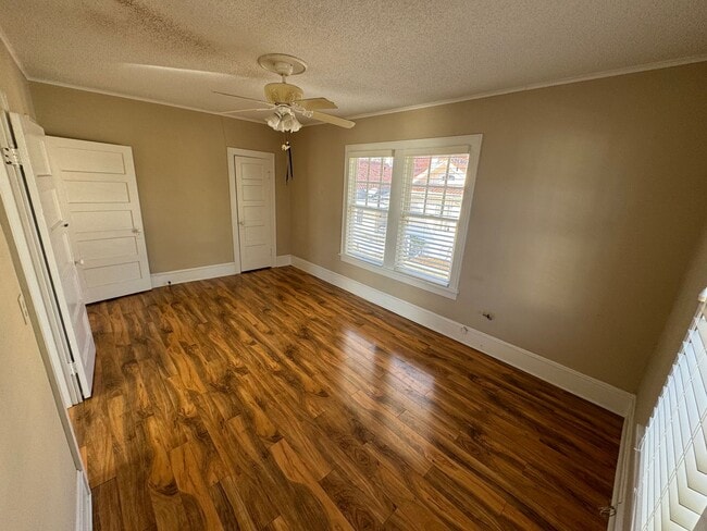 Building Photo - Beautifully Updated Highland Garage Apartment