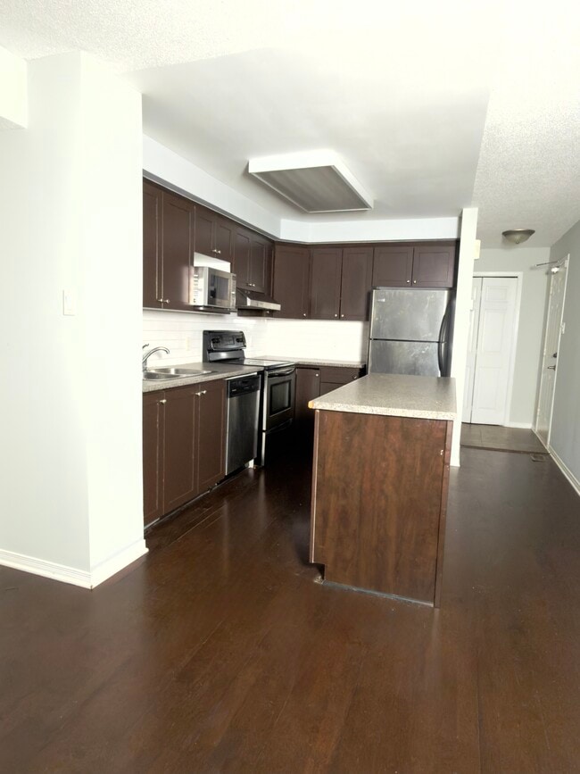 cuisine ouverte - 243 Deercroft Av