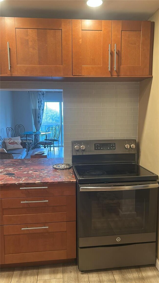 Building Photo - 215 SE 3rd Ave