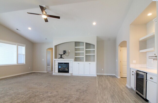 Building Photo - 3 Bed/ 2.5 Bath + an Office Home in West R...
