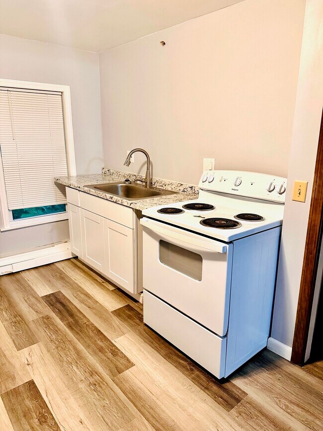 Building Photo - 646 Main Rd N