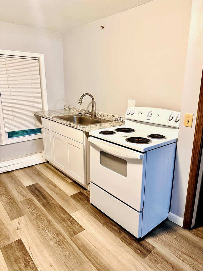 Building Photo - 646 Main Rd N