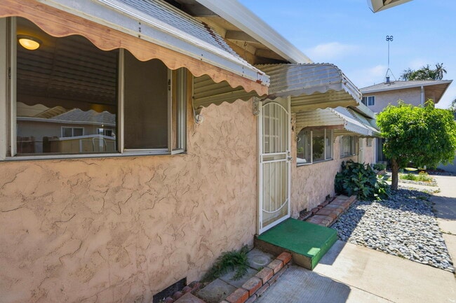 Building Photo - 2105 Royal Dr