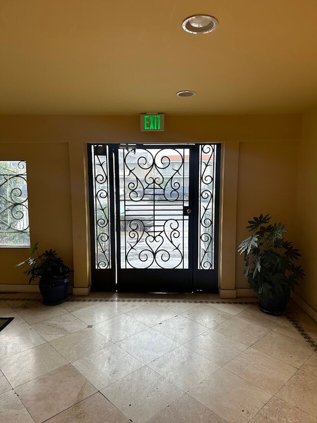 Foto principal - Spacious 1 Bedroom Winnetka Condominium fo...