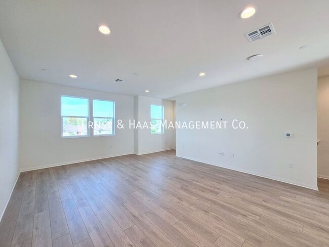 Foto del edificio - 2420 E Lincoln Ave