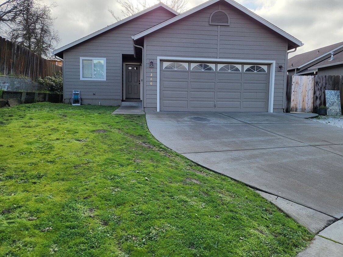 Foto principal - 3 bed 2 bath Home for Rent in Grants Pass