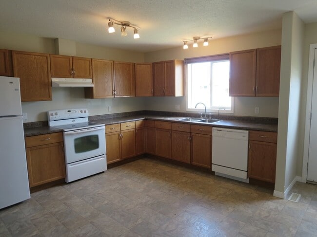 Building Photo - 5015-5053 53 St