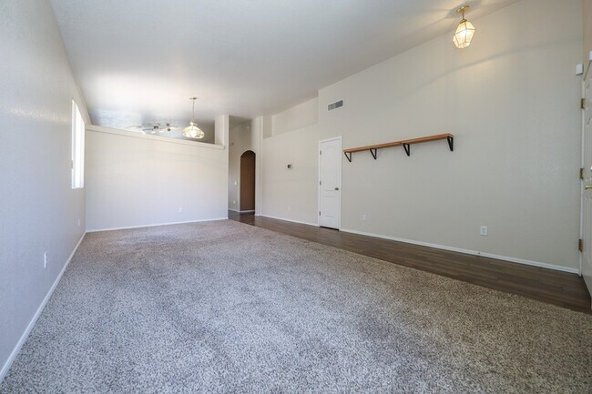 Foto del edificio - 8070 N Wild Aster Way
