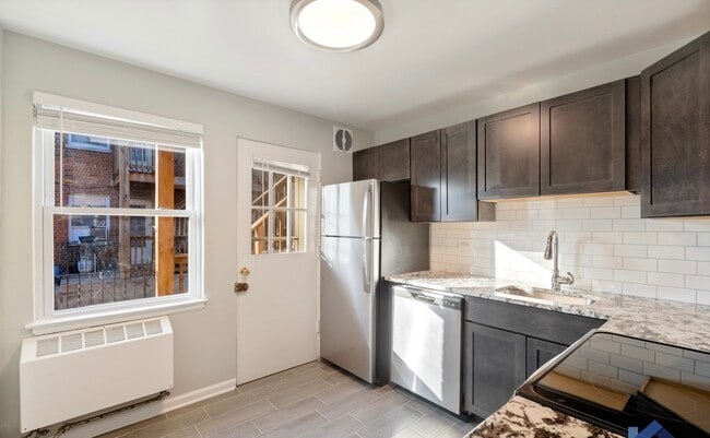 Foto del edificio - 2112 W Farragut Ave