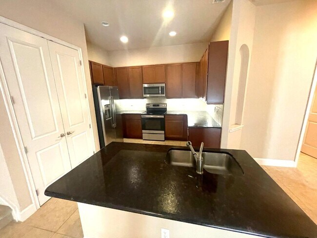 Foto del edificio - Beautiful 3 Bedroom 3 Bathroom home in Pla...