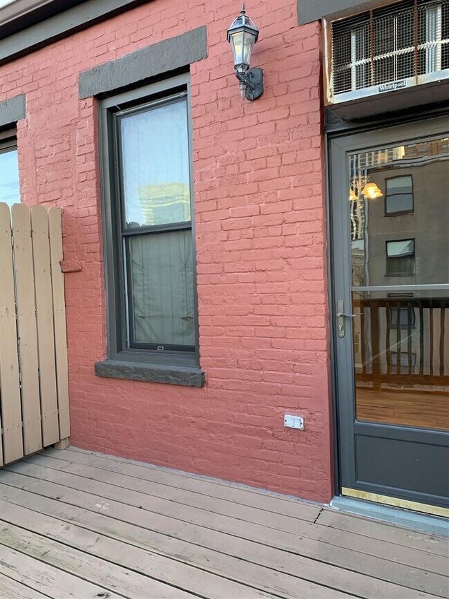 Building Photo - 128 Sussex St