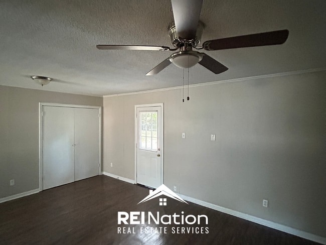 Building Photo - HORN LAKE CHARMER! 3BR/1BA | Vinyl Plank Floors & Open Kitchen | Fenced Yard!