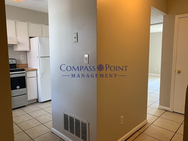 Foto del edificio - Your New 2 Story- Duplex Awaits!