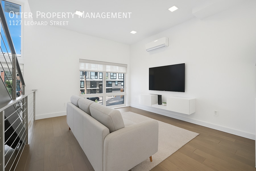 Photo - 1127 Leopard Street-