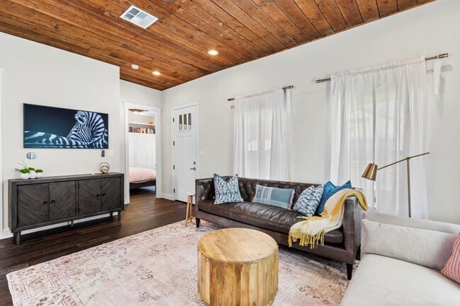 Building Photo - 1003 Romeria Dr