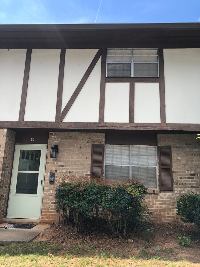 Building Photo - 2956 N DeKalb Dr