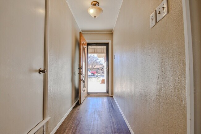 Building Photo - Spacious and Gorgeous 3/2 in Northwest Lub...