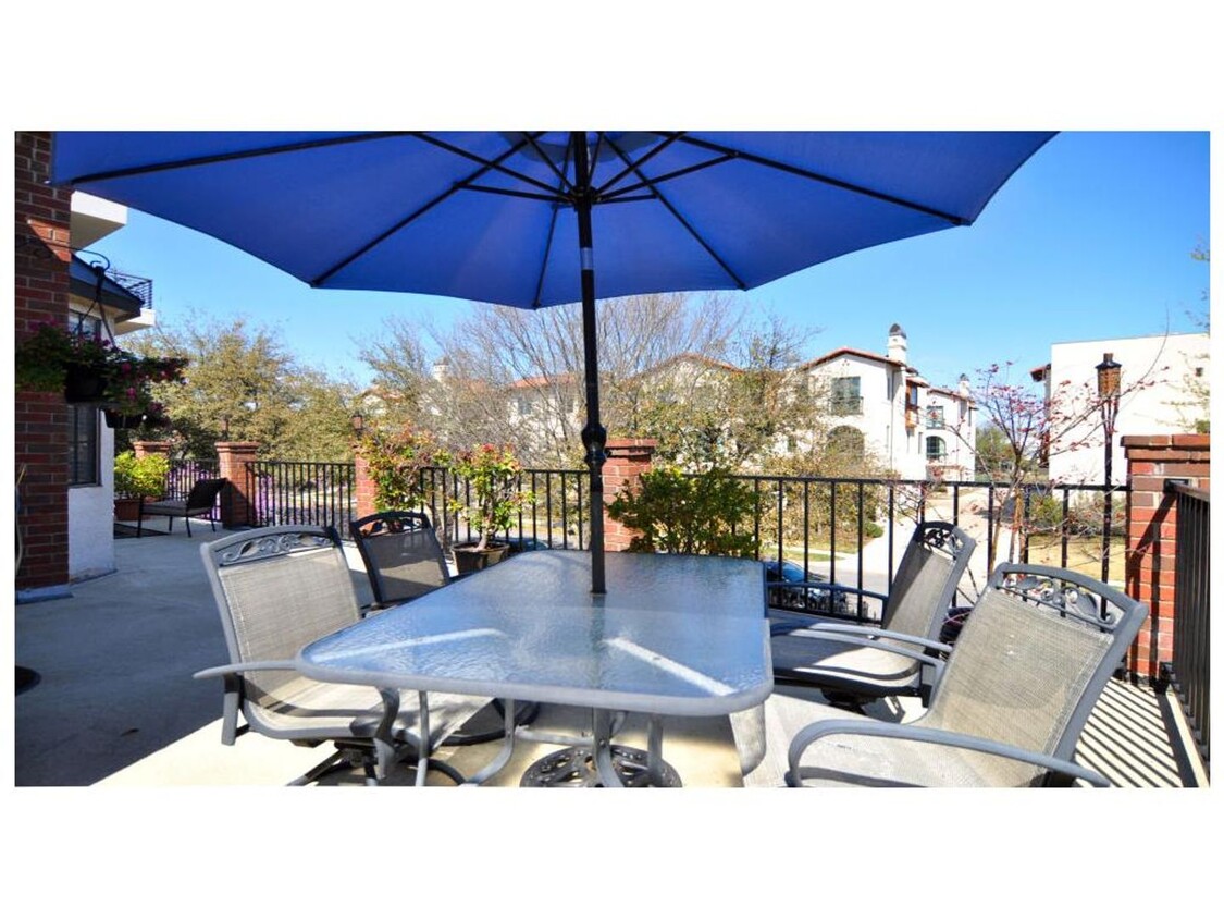 Foto principal - Fabulous two bedroom two bath condo locate...