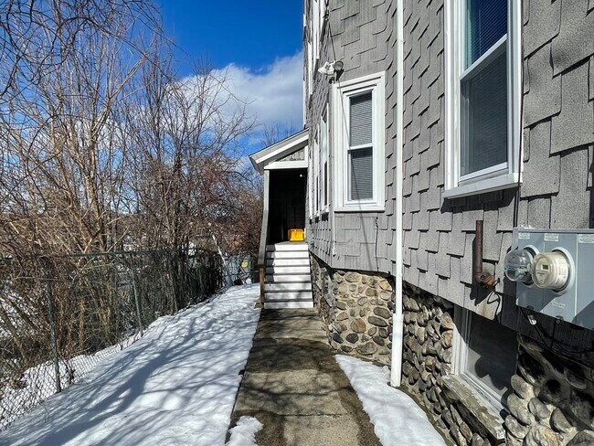 Building Photo - 15 A King Philip Rd