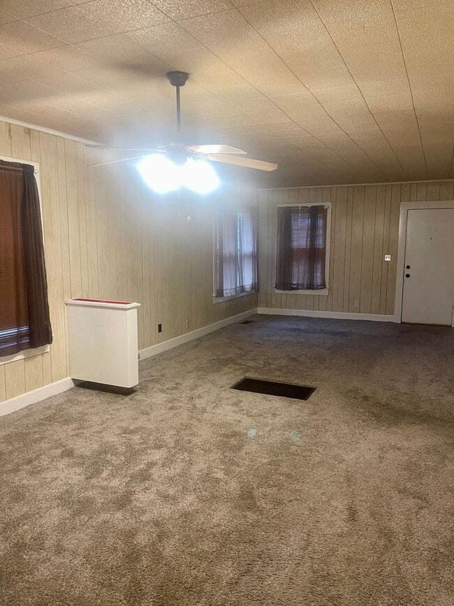 Building Photo - Great Location