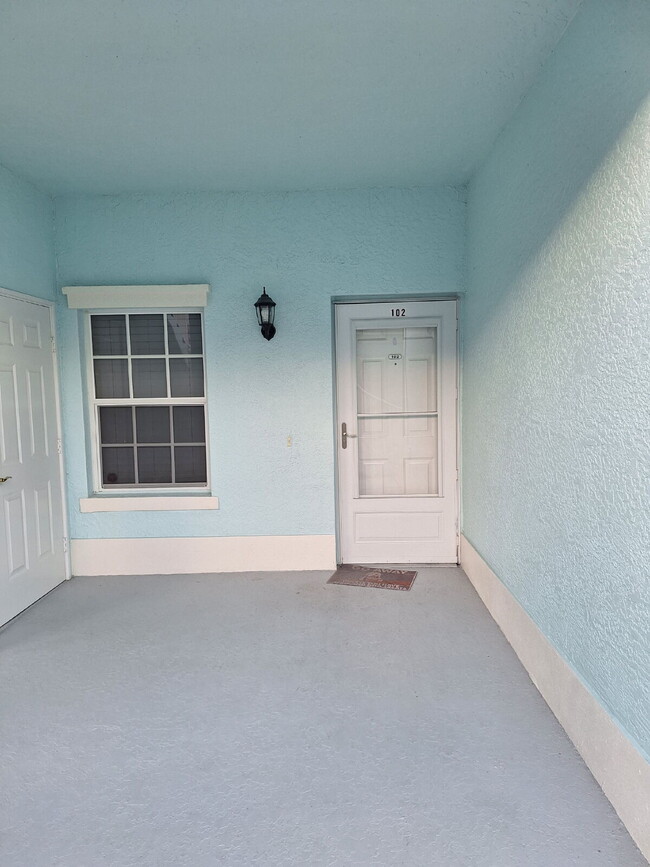 Building Photo - Beautifully upgraded Ground Floor condo wi...