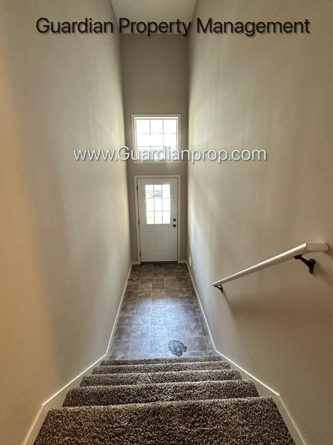 Foto del edificio - Champlin Town Home, 2 Car Garage, Balcony,...