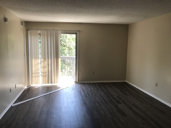 Building Photo - Newly Remodeled East Ridge Apartments!!