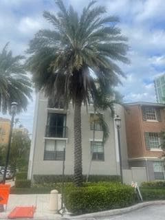 Building Photo - 580 S Sapodilla Ave