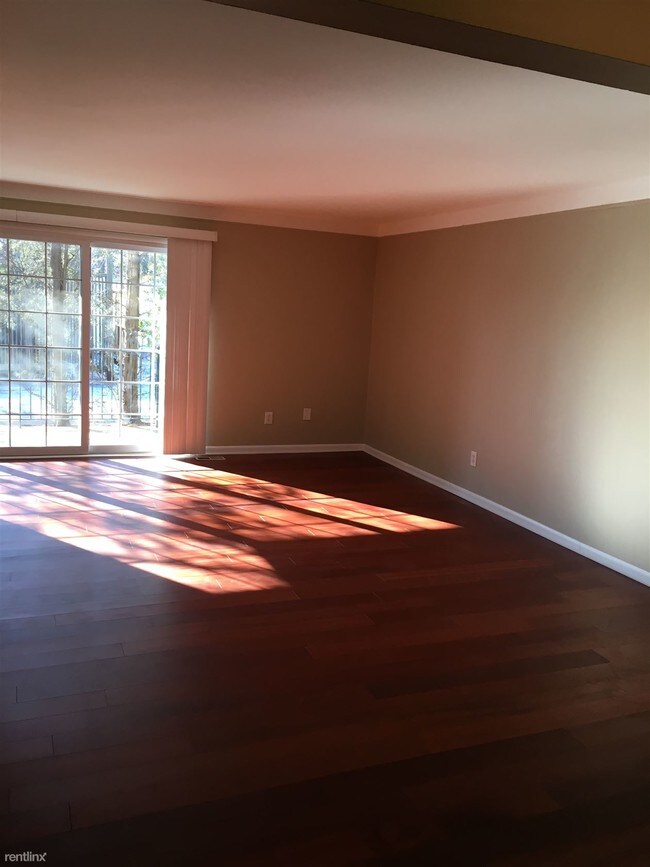 Building Photo - 408 Fox Hills Dr S