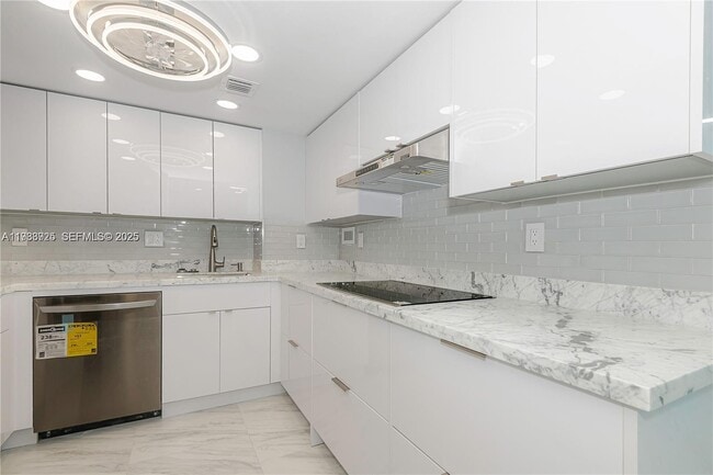 Foto del edificio - 3180 S Ocean Dr