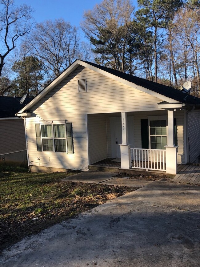 Building Photo - 3 Bedroom 2 Bath in Grove Park Neighborhood