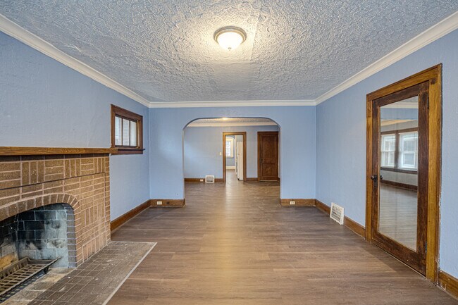 Building Photo - 2403 Elm St