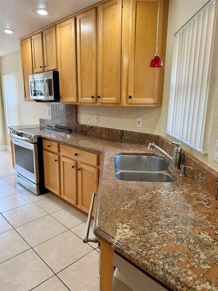 Foto del edificio - 939 Glen Abbey Cir