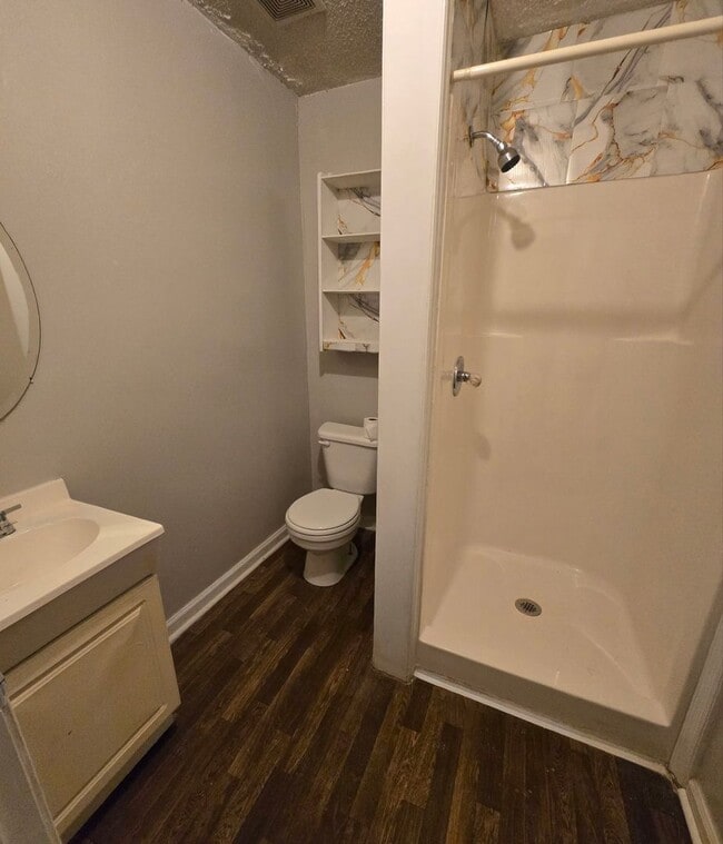 Building Photo - 801 Walnut St