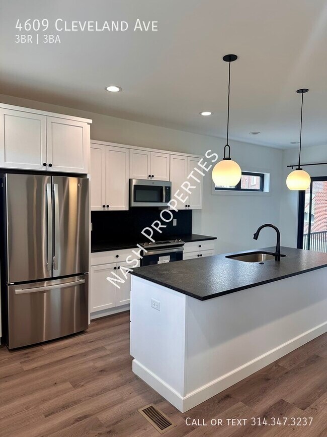 Building Photo - $2100 - 3 Bed / 2.5 Bath apartment in the ...