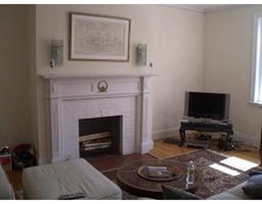 Foto del edificio - 119 Winthrop Rd