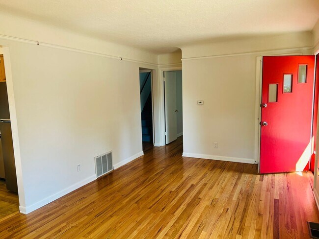 Building Photo - 3 Bedroom/1 Bath Bungalow in Woodstock nei...