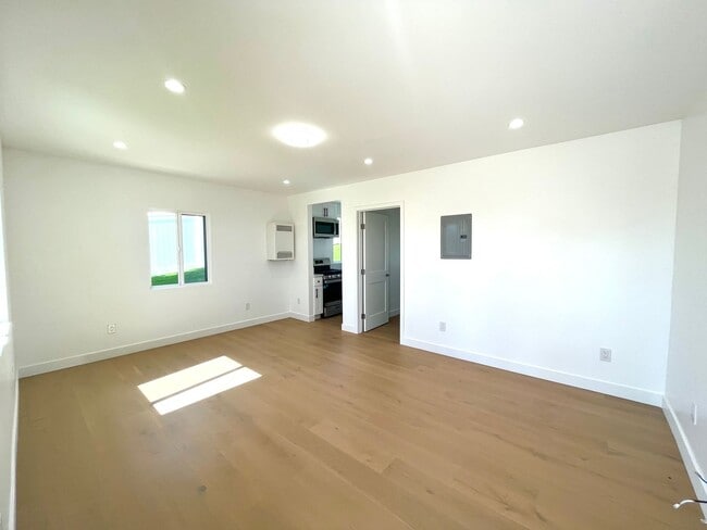 Building Photo - 624