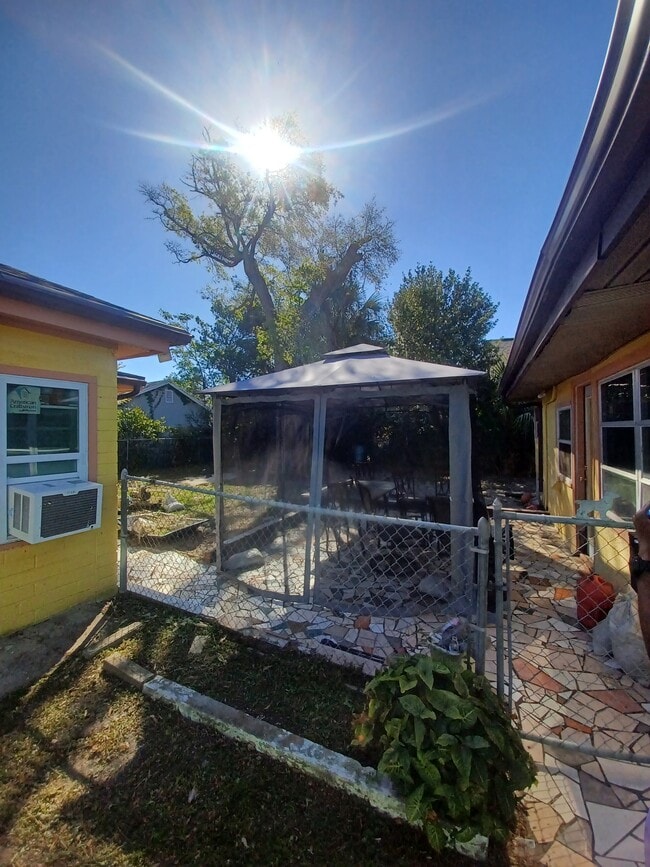 Building Photo - 137 Highland Ave